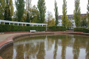 Grünanlage mit zwei gesockelten Kindergruppen und Springbrunnen