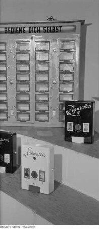 Automaten für Süßwaren und Zigaretten auf der Leipziger Herbstmesse 1954