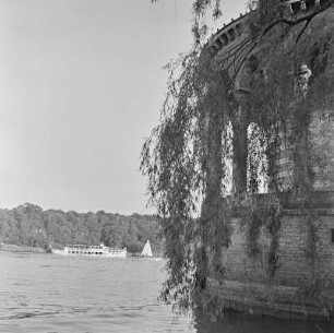 Segelboot und Dampfschiff auf der Havel, Blick von der Heilandskirche in Potsdam-Sacrow