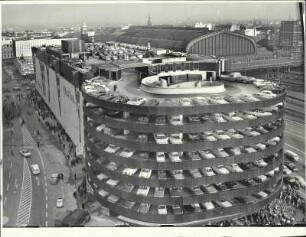 Horten-Kaufhaus mit angrenzendem Parkhaus in Hamburg : Hamburg. Horten-Kaufhaus mit angrenzendem Parkhaus. Rechts: Hauptbahnhof