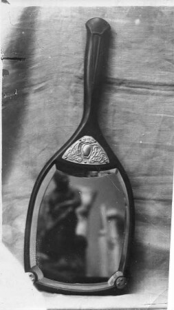 Handspiegel : Handspiegel. Holz, Metallbeschlag (1900/1914; C. Brose)