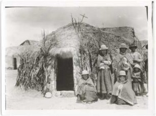 Aymara-Indianer vor einer Hütte in Sajama