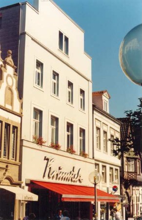 Das Porzellangeschäft ”Krummsiek“ in der Lange Str. gehörte Arthur Buchholz, dem ältesten Sohn der Familie Buchholz, der es (vor seiner Deportation) seiner getreuen Geschäftsführerin Fr. Krimmsiek vermachte. Arthur Buchholz starb im Konzentrationslager Theresienstadt.Detmold. Lange Str. Papierabzug