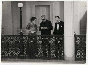 Lausanner Abrüstungskonferenz. Der britische Premierminister Ramsay Macdonald mit seiner Tochter und seinem Privatsekretär im Hotel Beau Rivage. von links: Ishbel MacDonald, Ramsay MacDonald, Butler