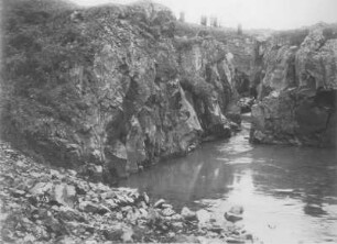 Bei Akureyri (Island). Touristen oberhalb des Glera-Wasserfalls