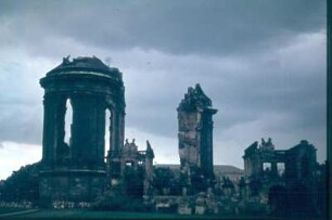 Dresden-Altstadt, Neumarkt. Torhäuser des zerstörten Coselpalais gegen die Ruine der Frauenkirche