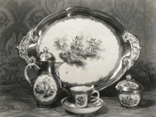 Kaffee- und Teeservice mit Goldschuppenmosaik : Kaffee- und Teeservice mit Goldschuppenmosaik. Berliner Porzellan (um 1777). Kaffeekanne, Kaffeetasse, Zuckerdose und Kredenzplatte. Weimar: Staatliche Kunstsammlungen Weimar