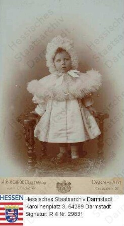 Elisabeth Prinzessin v. Hessen und bei Rhein (1895-1903) / Porträt, auf Stuhl stehende, leicht linksblickende Ganzfigur / Kinderbild