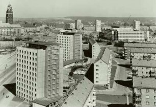 Dresden-Altstadt, St. Petersburger Straße (ehem. Christianstraße, ehem. Leningrader Straße) 21, 23 und 25. Studentenwohnheime (1960-1963; H. Rettig, M. Gruber, R. Ermisch). Blick vom Appartementhochhaus über Räcknitzstraße zum im Bau befindlichen "Atrium-Komplex" (Robotron) an der Bürgerwiese