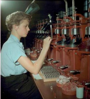 Arbeiterin an einer Linsenschleifmaschine des VEB Carl Zeiss Jena