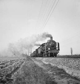 Personenzug mit zwei Lokomotiven : Personenzug mit zwei Dampflokomotiven vermutlich auf der Strecke von Halle (Saale) nach Wittenberg). Lok 38 1478 (Zugnummer 831, Baujahr 1906) leistet einer P 10 Vorspann