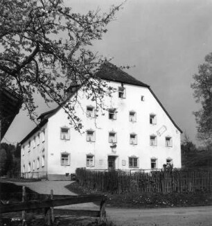 Wohnhaus mit Nebengebäude (vielleicht im Kleinwalsertal)