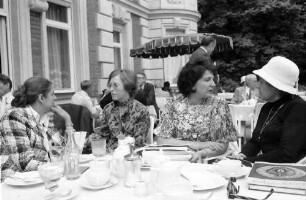 25. Jubiläumstagung 1975 Medizin; Proteste im Hotel Tannenhof, Bad Schachen: Damenrunde, 2. v. rechts: Frau Hilzer