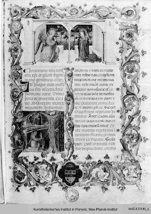 Missale Romanum : Textseite mit zweispaltigem Text, floralem Bordürenrahmen, Bordürenstab, historisierter Initiale A und Miniatur: Verkündigung
