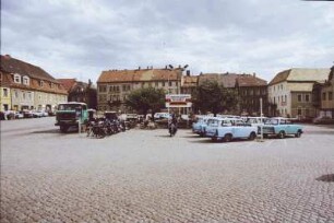 DDR. Marktplatz mit Transparent "Je stärker der Sozialismus, desto sicherer der Frieden!"