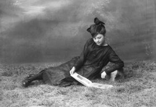 Junge Dame in Schwarz, liegend