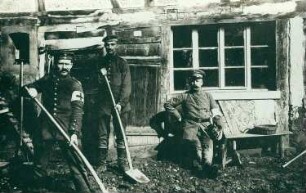 Schinzinger mit zwei Soldaten vor Haus