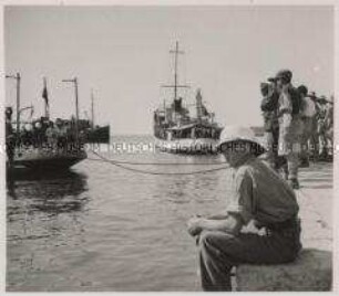 Wehrmachtssoldaten, Italiener landen im Hafen von Chania.