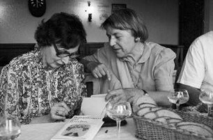 Laufen: Winzergenossenschaft, Ingeborg Hecht-Studniczka, Buchübergabe "Begegnungen mit Bacchus", Morstadt Verlag, Kehl, beim Autogramme geben