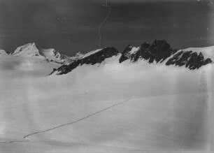 Schneefeld : Blick über ein Schneefeld zur Brandenburger Haus, höchstgelegene Schutzhütte des Deutschen Alpenvereins.