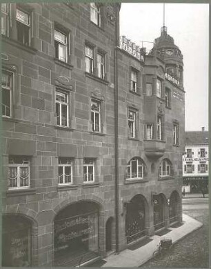 Billing, Hermann; Karlsruhe (Baden-Württemberg), Kaiserstr. 201; Haus Ströbe, Hofapotheke - Fassade, Ladenzeile (Teilansicht)