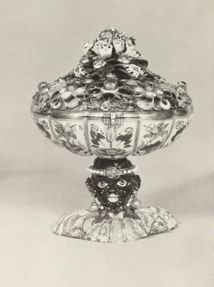 Schälchen in Form einer Kammuschel