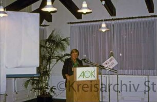 Ausstellung: "Die Große Straße": Eröffnung: Stadtarchivarin Christa Reichardt an Rednerpult, 23. September 1986