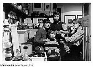 Familie B. (Grafiker, Gartenarchitektin) in der Küche