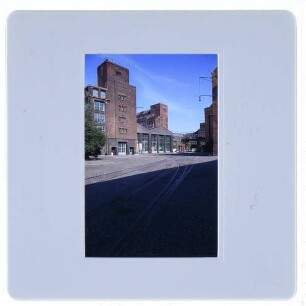 Berlin, AEG-Fabriken am Humboldthain : Innenhof mit Blick auf AEG Fabrik für Transformatoren und Hochspannungsmaterial