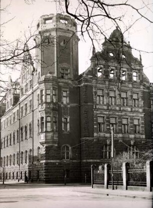 Beschädigtes Amtsgericht, Ecke Arndt- und Elisenstraße (heute Bernhard-Göring-Straße)