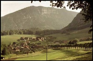 Rochefort: Straße am Südhang des Jura bei Rochefort