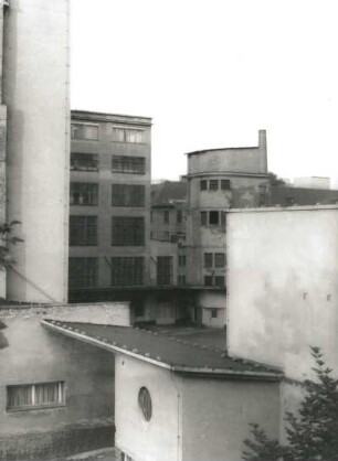 Dresden-Südvorstadt, Zwickauer Straße 35. Fabrikgebäude (um 1928). Blick von der Nossener Brücke in den Hof