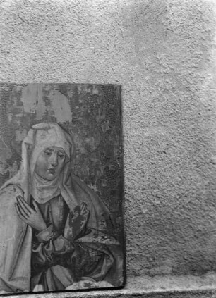 Tafelbild: Weibliche Halbfigur mit über der Brust gekreuzten Armen
