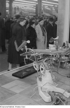 Besucher an einem Messestand mit medizinischen Geräten