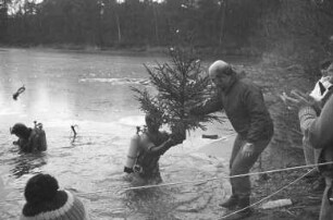 Taucherclub "Muräne 1968". Weihnachtstauchen im Ententeich bei Daxlanden mit Versenkung eines brennenden Weihnachtsbaumes