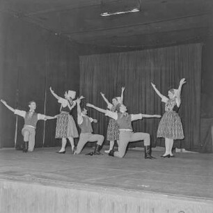 Szenenfoto aus dem Ballett "Die Abenteuer des Pumpot". Darbietung des Staatlichen Ensembles für sorbische Volkskultur
