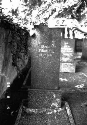 Grabstein 67 (Index: 100105545) Material: Granit Zustand: gut Maße HxBxT: 121x41x13 cm Beschreibung: Stele, Sockel, eingezogener gerader Abschluß Symbolik: Davidstern: Grabstein 67