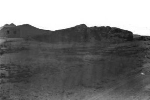 Salamansa : Blick über Salamansa mit Hügel und Gebäude.