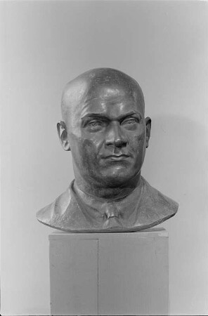 Büste von Ernst Thälmann : Büste von Ernst Thälmann. Bronze (1953; W. Arnold)