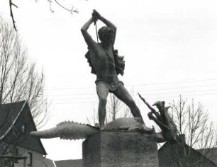 Denkmal mit Drachentöter : Denkmal mit Drachentöter. Stein, Metallguß (1901/1915). Mylau-Obermylau, Obermylauer Berg