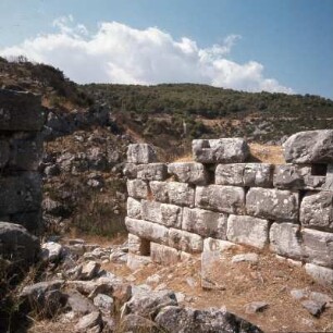 Rhamnús, Attische Grenzfestung, Steinsetzungen in der Torwange der attischen Grenzfestung, 4. Jh.