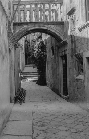 Gasse : Gasse in der Altstadt von Hvar.
