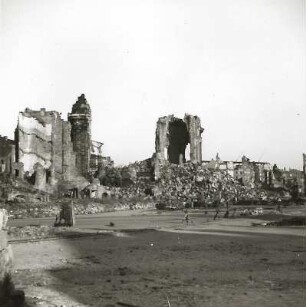 Dresden-Altstadt, Neumarkt. Blick zur Ruine der Frauenkirche