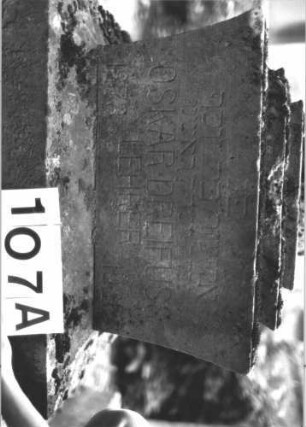 Grabstein 107 (Index: 100114261) Material: Kalkstein Zustand: verwittert Maße HxBxT: 145x70x70 cm Beschreibung: große Urne auf getrepptem sich nach oben verbreiternden Sockel Symbolik: stilisierte Blütenornamente an der Urne Besonderheit: kulturhistorisch wertvoll / künstl.-formale Gründe: Grabstein 107A