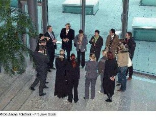 Tagungsteilnehmer im Foyer
