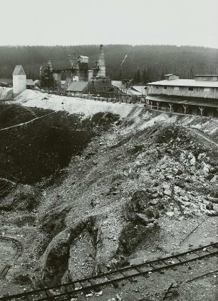 Hermsdorf/ Erzgebirge, Kalkwerk Hermsdorf, Blick über den Tagebau auf die Kalköfen
