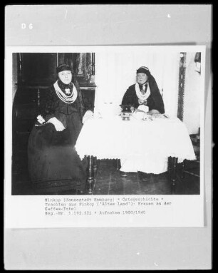 Hamburg-Ninkop, Trachten aus Ninkop (Altes Land): Frauen an der Kaffee-Tafel