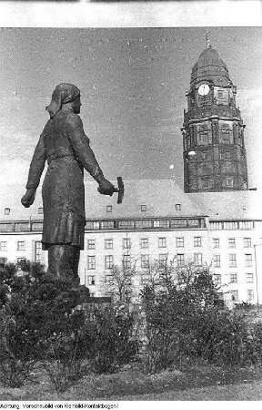 Dresden, Altstadt, Bürgerwiese. Denkmal Trümmerfrau von Walter Reinhold, Eisenguss, 1952 (1. Standort), Oktober 1952