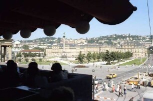 Stuttgart: Blick auf Schlossplatz, von der Nord-West Ecke, Schirme von Möwenpick