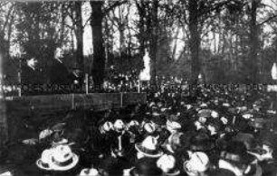 Karl Liebknecht spricht bei der Beerdigung der Revolutionsopfer vom 6 Dezember 1918